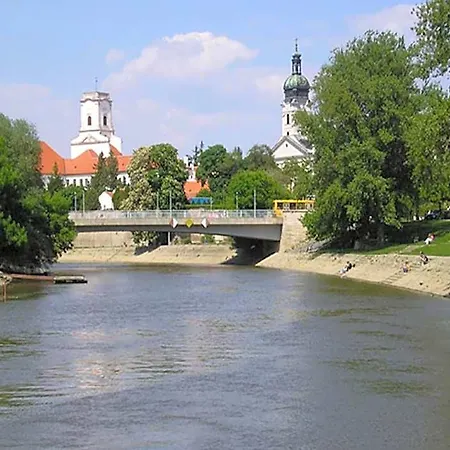 Maros Hostal Győr