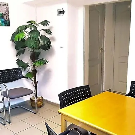 Maros Hostal *